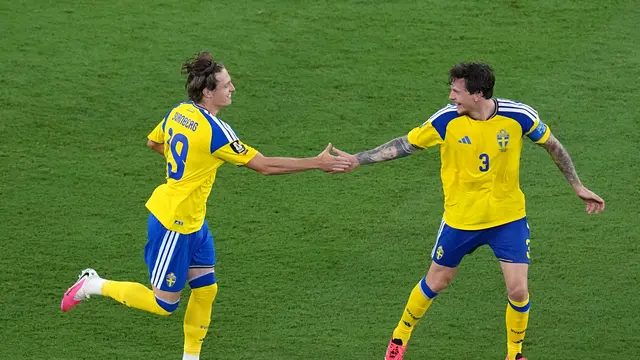 Mattias Svanberg (kiri) merayakan golnya bersama Viktor Lindelof di laga matchday 1 Grup F Piala Dunia 2026 antara Swedia vs Tunisia di Estadio Monterrey, Guadalupe, Meksiko, Senin (15/6/2026).