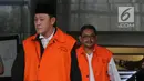 Dua tersangka Anggota DPRD Lampung Tengah Rusliyanto (depan) dan Anggota DPRD Kota Malang HM Zainuddin (belakang) usai menjalani pemeriksaan di gedung KPK, Jakarta, Jumat (13/4).  (Merdeka.com/Dwi Narwoko)