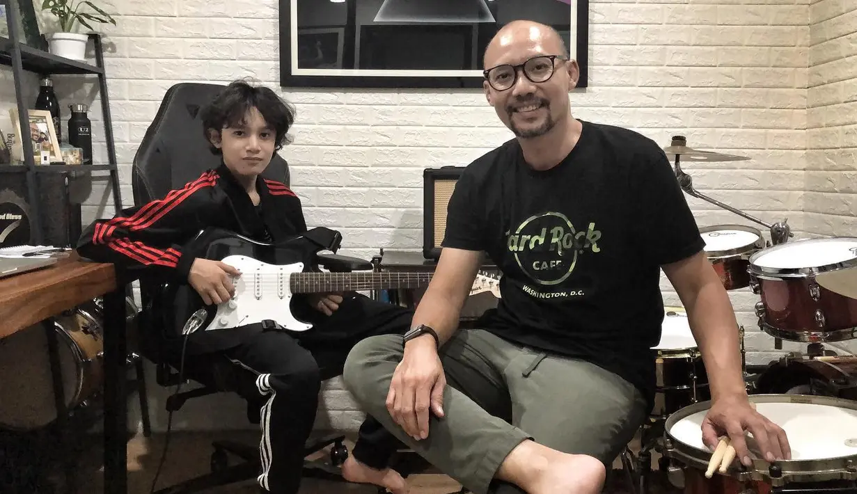 <p>Sebagai seorang musisi, Yoyo juga terlihat mengenalkan Rizky ke dunia musik. Rizky tampak antusias belajar bermusik dari sang ayah. [Foto: instagram/yoyoprasetyo29]</p>