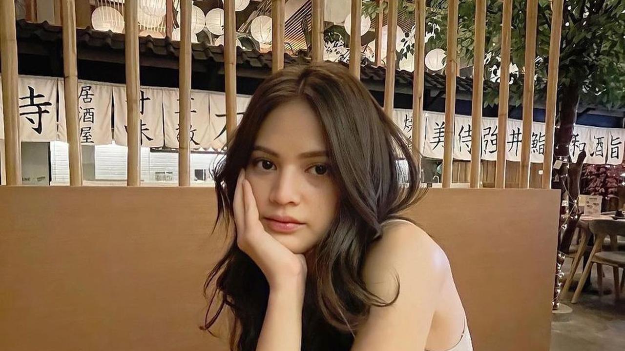 Belakangan ini, Maudy Effrosina menjadi sorotan netizen karena kabar kedekatannya dengan aktor tampan Fadly Faisal.<br>