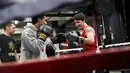 Aksi Perdana Menteri Kanada, Justin Trudeau bertarung melawan petinju profesional Yuri Foreman di Gleason Boxing Gym di Brooklyn borough New York, AS (21/4). (REUTERS/Carlo Allegri)