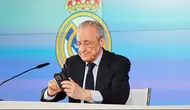 Presiden Real Madrid, Florentino Perez dalam sesi konferensi pers. (AP Photo/Bernat Armangue)