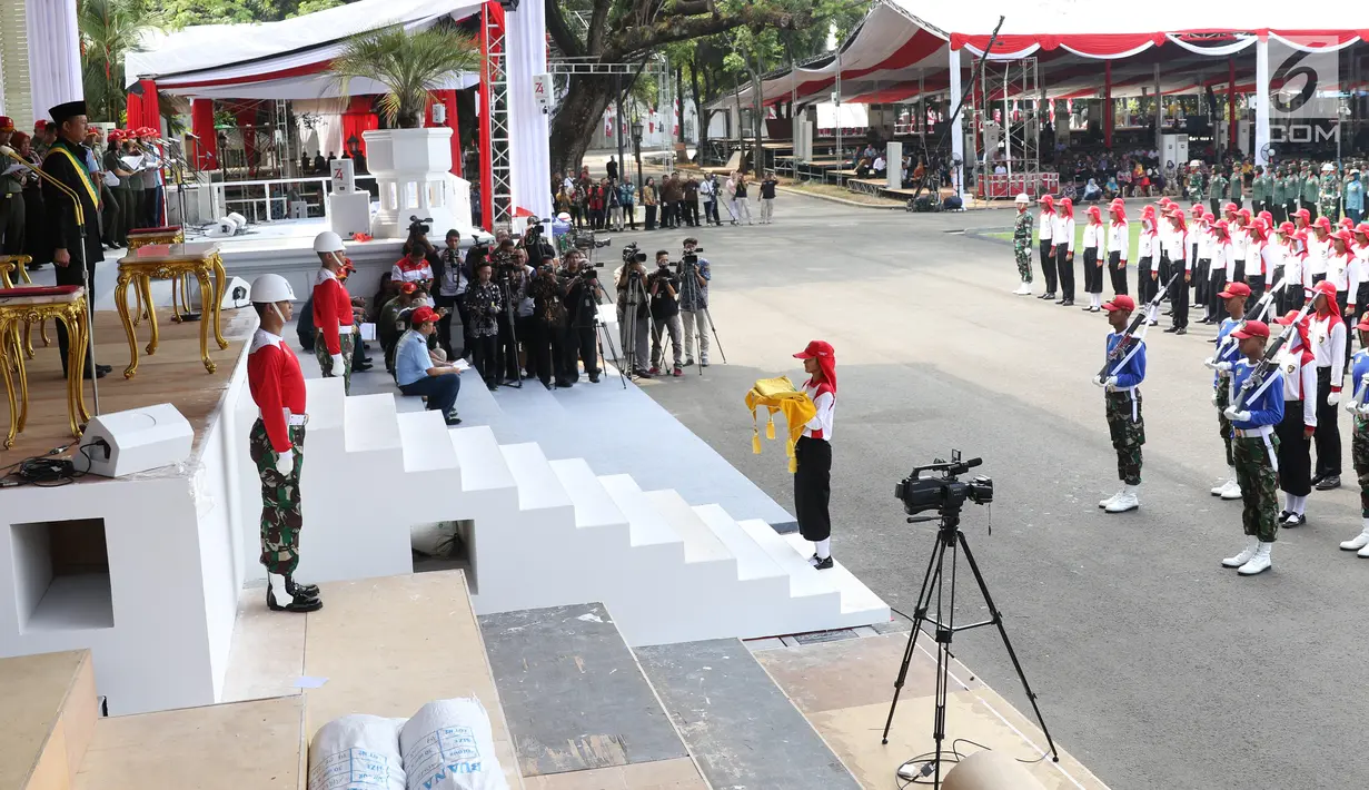 <p>Paskibraka Nasional 2019 mengikuti gladi kotor kedua membawa baki kedua Upacara Peringatan Detik-Detik Proklamasi Kemerdekaan Indonesia di Istana Negara, Rabu (14/8/2019). Persiapan terus dilakukan untuk kelancaran HUT ke-74 RI pada 17 Agustus mendatang. (Liputan6.com/Angga Yuniar)</p>