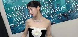 Intip detail penampilan Suzy di Baeksang Awards 2026. [@fridabridal_official].