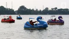 Warga menikmati wahana air di Danau Cipondoh, Kota Tangerang, Banten, Rabu (20/10/2021). Banyak warga memanfaatkan hari libur Maulid Nabi untuk berwisata bersama keluarga di kawasan tersebut sebagai alternatif wisata di tengah kota. (Liputan6.com/Angga Yuniar)