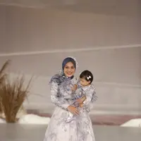 Aurel Hermansyah dan Ameena Atta tampil bersama di fashion show Klamby