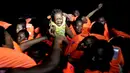 Seorang anak imigran menangis saat operasi penyelamatan di laut Mediterrania, (20/10). Penjaga pantai Italia mengatakan ribuan imigran berhasil diselamatkan di lepas pantai Libya. (Yara Nardi/Italian Red Cross press office/Handout via REUTERS)