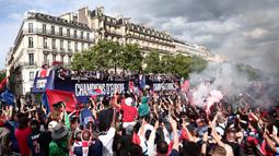 Tim Paris Saint-Germain (PSG) memamerkan trofi Liga Champions dengan berparade di Champs-Elysees, Paris, Prancis pada 1 Juni 2025. (Thibaud MORITZ/AFP)