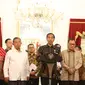 Salah satu langkah dilakukan untuk menggerakkan ekonomi Indonesia terutama sektor riil dengan merombak sejumlah peraturan.