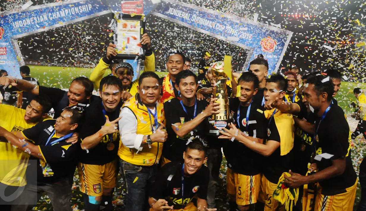 Pemain tengah Mitra Kukar, Riski Pelu (keempat kanan) memegang piala usai mengalahkan Semen Padang di final turnamen Piala Jenderal Sudirman, Minggu (24/1/2016). Mitra Kukar unggul 2-1 atas Semen Padang. (Liputan6.com/Helmi Fithriansyah)