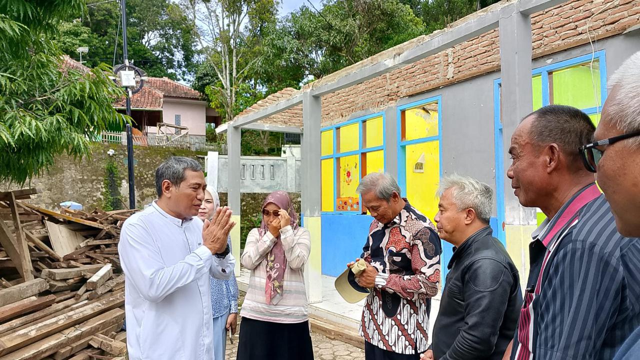 Anggota DPR RI Fraksi Gerindra dari Dapil Jawa Barat X, Haji Rokhmat Ardiyan (HRA) saat meninjau langsung kondisi sekolah TK PGRI Tinggar yang ambruk.