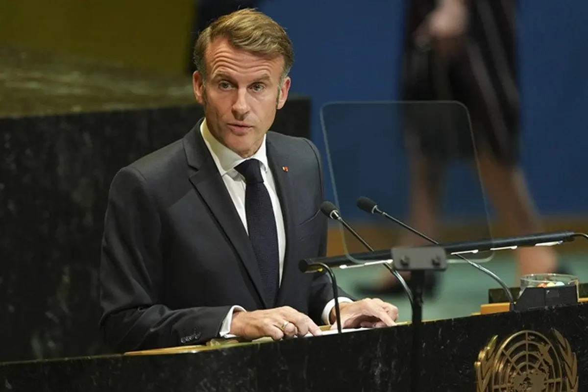 Presiden Prancis Emmanuel Macron berpidato dalam pertemuan tingkat tinggi di markas besar PBB, Senin (22/9/2025), yang bertujuan menggalang dukungan bagi solusi dua negara atas konflik Israel-Palestina.