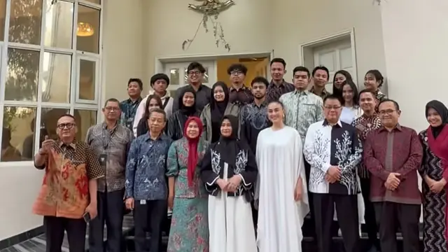 Agnez Mo saat Buka Puasa Bersama Kedutaan Besar Indonesia di Dubai dengan gaya modest. [@agnezmo]