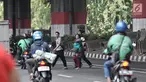 Pejalan kaki menyeberangi jalan di JPO di Prumpung, Jakarta, Selasa (18/9). Minimnya kesadaran warga menyeberangi jalan tanpa menggunakan JPO dapat membahayakan keselamatan serta menyebabkan kecelakaan.(merdeka.com/ Iqbal S. Nugroho)