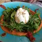 Burrata Salad with Red Pesto Dressing, sajian khas Basque Country, Spanyol. (Liputan6.com/Putu Elmira)