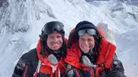 Scott Lehmann dan Shayna Unger jadi penyandang tuli pertama yang berhasil taklukkan Gunung Everest (Sumber: Instagram @scottandshayna)