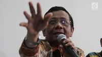 Anggota Dewan BPIP Mahfud MD memberikan keterangan kepada sejumlah media di Jakarta, Kamis (31/5). Mahfud menjelaskan ia dan jajarannya hanya mendapatkan gaji pokok Rp 5 juta. (Liputan6.com/Angga Yuniar)