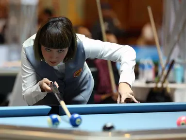 Pebiliar putri DKI Jakarta, Angeline M Ticoalu saat laga penyisihan 10 ball PON XIX Jabar di Graha Manggala Siliwangi, Bandung, Kamis (22/9/2016). Angeline M Ticoalu melaju usai mengalahkan pebiliar Papua, Ari Sarah Wati. (Liputan6.com/Helmi Fithriansyah)