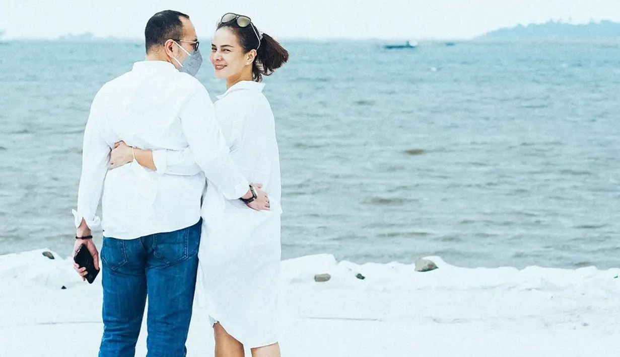 Meski jarang mengumbar kemesraan, wanita kelahiran 12 Juli 1986 ini selalu tampil romantis saat mengunggah potret liburannya bareng suami. Seperti pada potret yang satu ini, keduanya mesra dengan memakai busana berwarna putih. Senada dengan itu, Astrid pun tersenyum bahagia ke arah kamera. (Liputan6.com/IG/@astridtiar127)