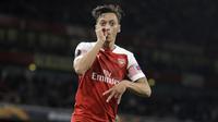 Pemain Arsenal, Mesut Ozil, melakukan selebrasi usai mencetak gol ke gawang Vorskla Poltava pada laga Liga Europa di Stadion Emirates, Kamis, (20/9/2018). (AP Photo/Kirsty Wigglesworth)