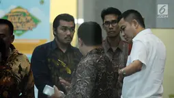 Anggota Komisi I DPR dari Fraksi Golkar, Fayakhun Andriadi (kanan) usai diperiksa di gedung KPK, Jakarta, Selasa (10/10). Fayakhun diperiksa sebagai saksi dalam kasus dugaan suap pengadaan satelit monitoring di Bakamla. (Liputan6.com/Helmi Fithriansyah)