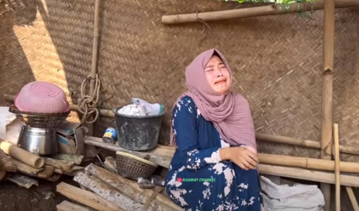 Namun demikian, Mela mengaku tak ambil pusing. Hal itu dinilainya sebagai ketetapan hidup dari Sang Pencipta saja.