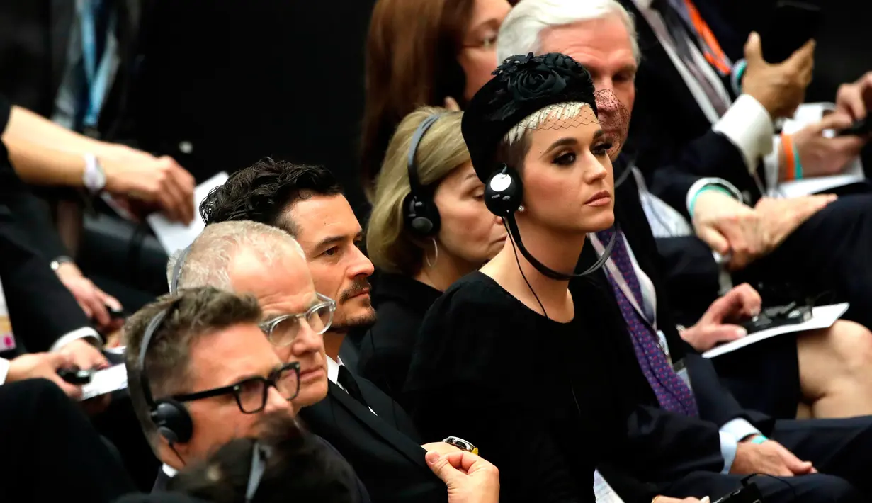 Penyanyi Katy Perry (kanan) bersama Orlando Bloom (tengah) menghadiri audiensi oleh Paus Francis untuk peserta dalam konferensi medis "Bersatu untuk Menyembuhkan" tentang obat untuk kanker di aula Paul VI, Vatikan, (28/4). (AP Photo/Alessandra Tarantino)