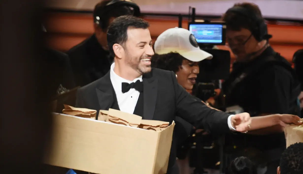 Pemandu acara Jimmy Kimmel tersenyum sambil membagi-bagikan 7.000 sandwich selai isi kacang kepada para hadirin selama penghargaan Emmy Awards 2016, di Los Angeles, Minggu (18/9). (Kevin Winter/Getty Images NORTH AMERICA/AFP)