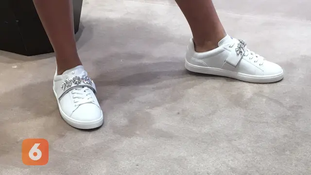 Koleksi Stuart Weitzman Spring Summer 2022, Sandal Kasual hingga Sneakers Berhiaskan Kristal