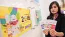 Model menunjukkan kartu Brizzi edisi Asian Games 2018 di Indocomtech, Jakarta, Jumat (3/11). Pihak BRI menargetkan akan menerbitkan hingga 2 juta kartu pada perhelatan ajang olahraga akbar ini dihelat Agustus 2018 mendatang. (Liputan6.com/Faizal Fanani)