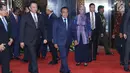 Presiden Timor Leste Francisco Guterres Lu Olo (tengah) bersama Ketua DPR RI, Bambang Soesatyo (kedua kiri) bersiap melakukan pertemuan di Gedung MPR/DPR, Jakarta, Jumat (29/6). Pertemuan untuk meningkatkan hubungan baik. (Liputan6.com/Helmi Fithriansyah)