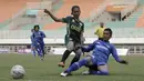 Gelandang Tira Persikabo Putri, Hanipah Halimatusyadiah, berebut bola dengan bek Persib Bandung Putri, Vivi Oktavia, pada laga Liga 1 Putri 2019 di Stadion Pakansari, Bogor, Kamis (31/10). Persikabo Putri bermain imbang 1-1 atas Persib Putri. (Bola.com/Yoppy Renato)