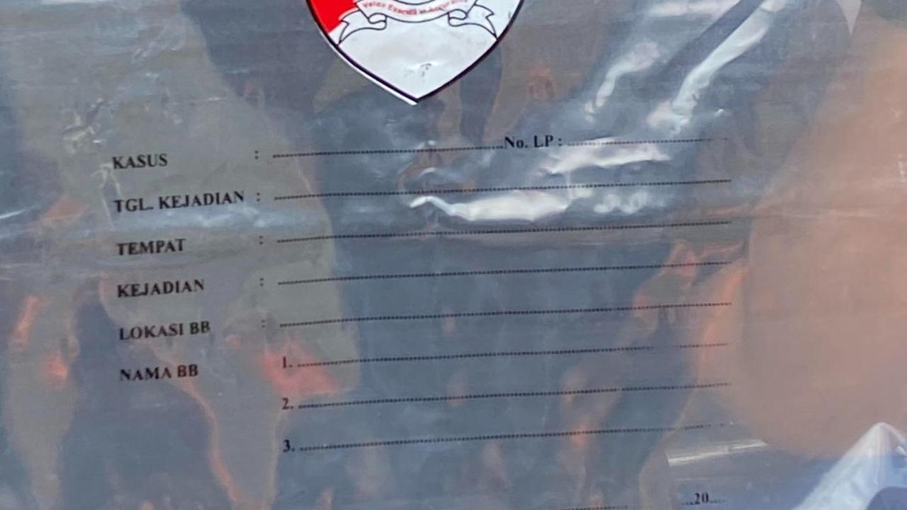 "Potongan pipa itu mungkin dipatahin sama mereka, pipa air. Pipa keran, dipotong," ujarnya.