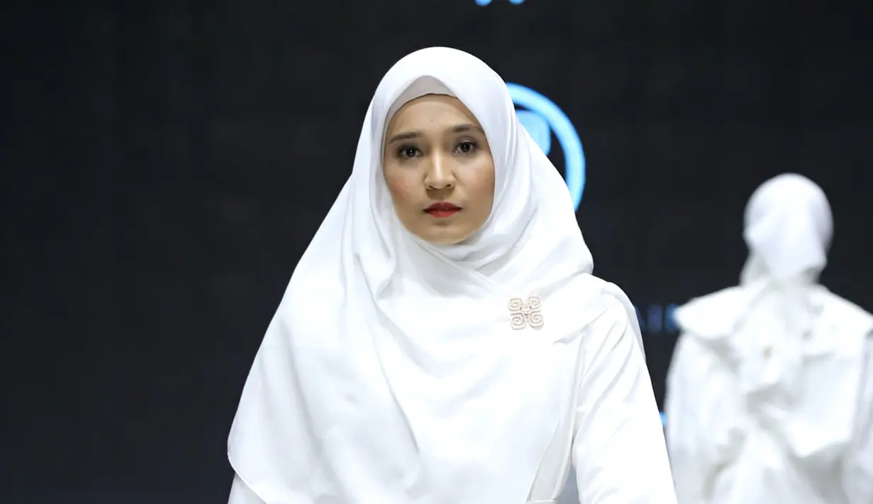 Dini Aminarti sukses menyihir banyak puluhan pasang mata yang menyaksikan Muslim Fashion Festival 2019. Dengan memakai pakaian muslim yang sederhana yakni berwarna putih, tidak mengurangi pesona Dini Aminarti. Dini terlihat begitu memukau di atas catwalk. (KapanLagi/Daniel Kampua)