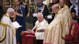 Raja Charles III dimahkotai oleh Uskup Agung Canterbury. (Yui Mok, Pool via AP)