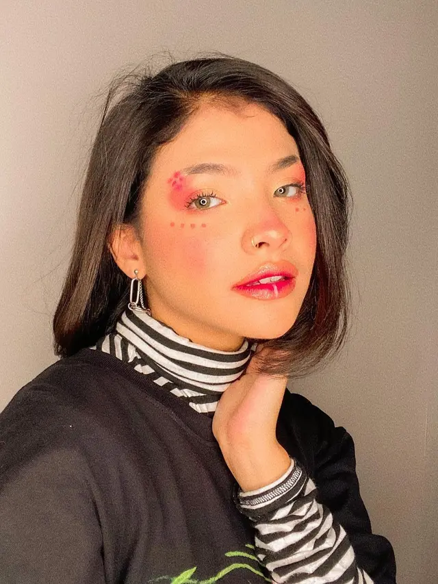 6 Potret Sara Fajira Tampil dengan Makeup Tebal, Gayanya Curi Perhatian
