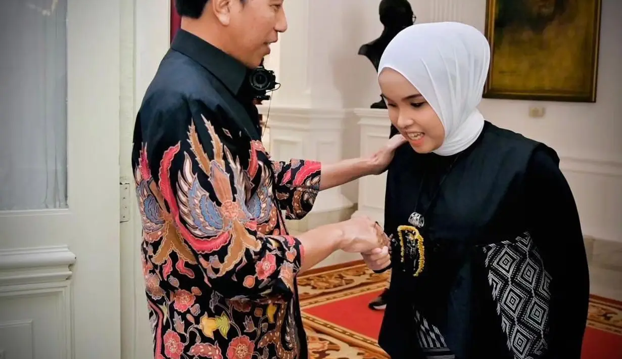 Ditemani kedua orangtua, Putri tampil menawan dalam balutan busana etnik warna hitam lansiran brand lokal, Emmy Thee.