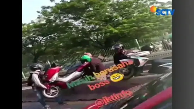 Pengendara Gotong Motor di Jalur Transjakarta Pasar Rumput Kembali Terekam