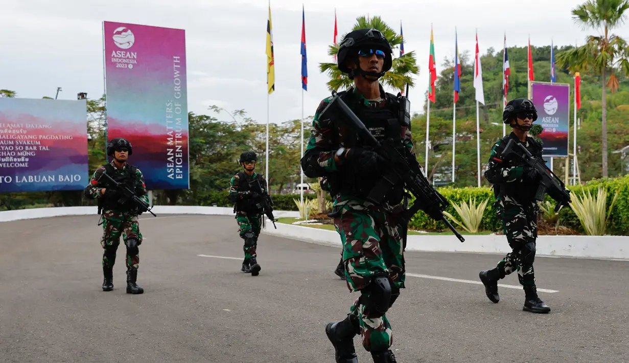 Sebanyak 12.000 personel TNI-Polri dikerahkan untuk mengamankan pelaksanaan KTT ASEAN ke-42 di Labuan Bajo. (Photo by WILLY KURNIAWAN / POOL / AFP)