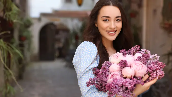 wanita november senyum lagi