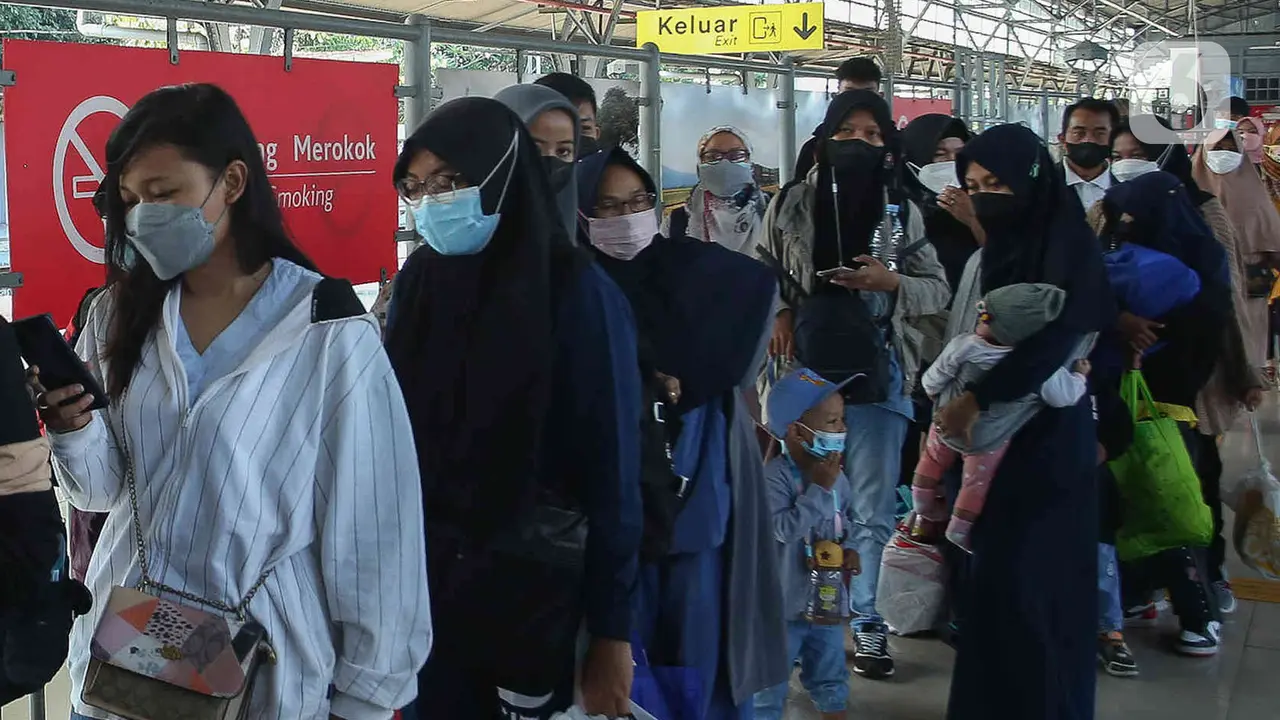 Stasiun Pasar Senen Ramai Penumpang