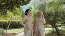 Enzy Storia tampil cantik mengenakan kebaya, yang bisa dijadikan ide gaun bridesmaid. Kebaya brokat panjang dengan siluet tumpuk yang menarik, dipadu dengan kain batik sebagai rok. [Foto: Instagram/enzystoria]