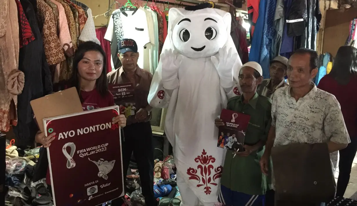 Maskot Piala Dunia 2022, La'eeb berfoto bersama warga saat mengunjungi Pasar Sentra Antasari, Banjarmasin, Kalimantan Selatan, Sabtu (29/10/2022). Kedatangan La'eeb ini disambut antusias oleh pengunjung dan pedagang. Dia menjadi buruan warga untuk berfoto. (FOTO: Dok. SCM)