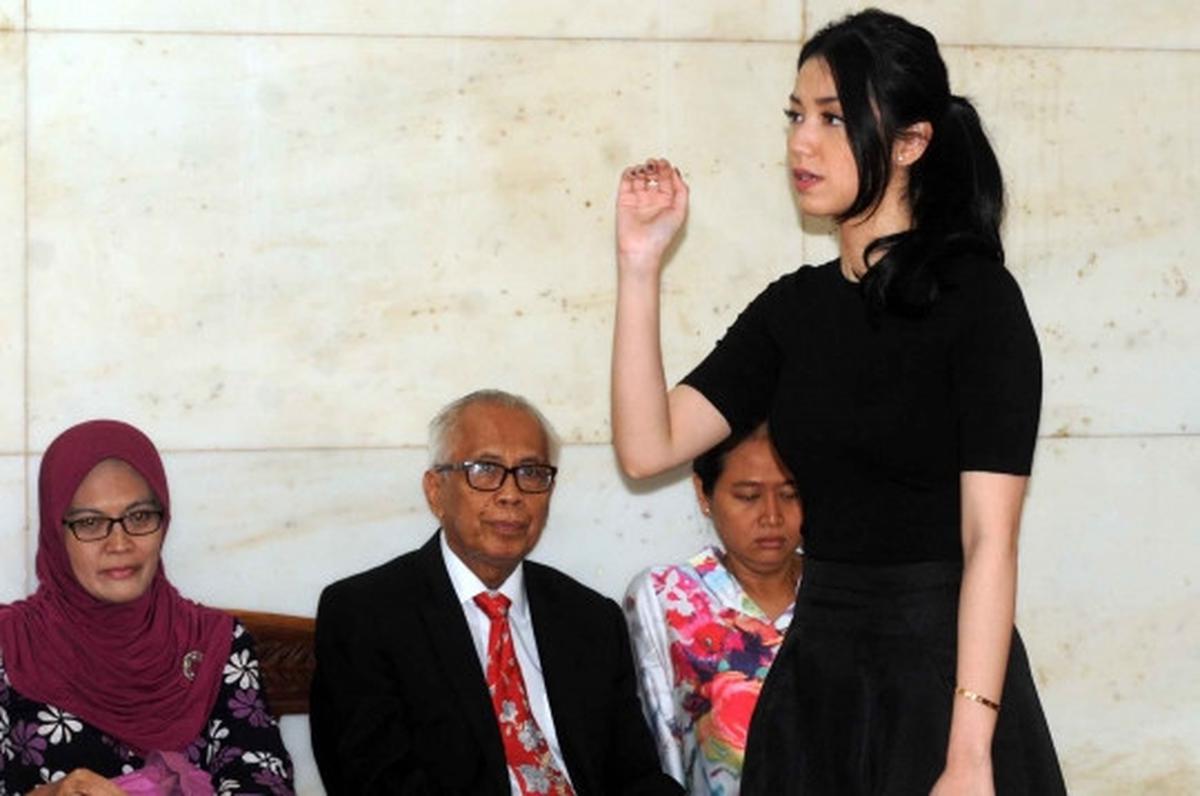 Dampingi ayahnya di sidang lanjutan, Velove Vexia tampil cantik