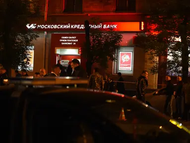 Peristiwa penyanderaan di sebuah bank di timur Moskva, Rusia, berakhir pada Rabu (18/5) malam. Pelaku yang diketahui hanya satu orang itu sempat menyandera enam orang yang berada di dalam bank, sebelum akhirnya tewas ditembak. (Vasily Maximov/AFP)