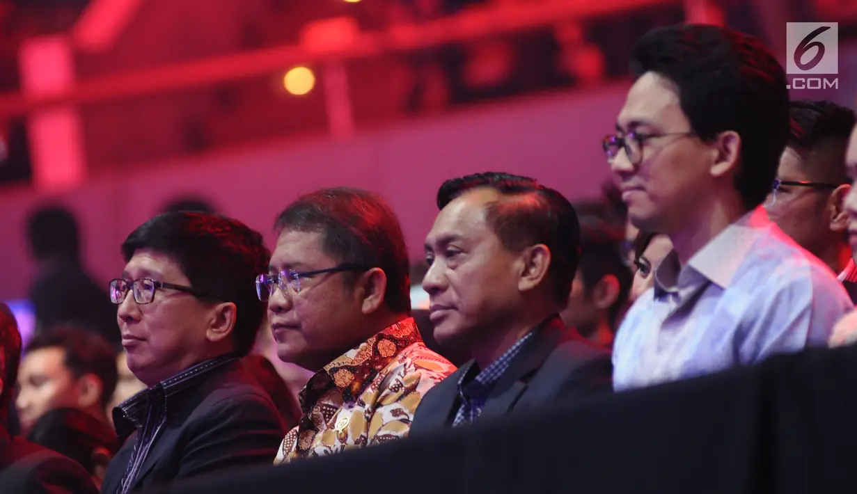 Menkominfo, Rudiantara (kedua kiri) saat menghadiri Konser Raya 23 Tahun Indosiar di Jakarta Convention Centre, Kamis (11/1). Konser Raya 23 Tahun Indosiar di meriahkan sederet artis dan penyanyi. (Liputan6.com/Helmi Fithriansyah)