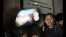 Wakil Ketua KPK, Bambang Widjojanto keluar dari gedung Bareskrim Mabes Polri, Jakarta, Sabtu dini hari (24/1/2015). Tampak, Bambang Widjojanto memberikan keterangan kepada wartawan di depan gedung Bareskrim Mabes Polri. (Liputan6.com/Miftahul Hayat)