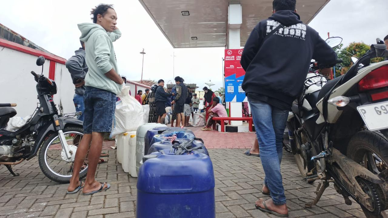 Nestapa Warga Jember Berburu BBM hingga Banyuwangi karena Saking Langkanya