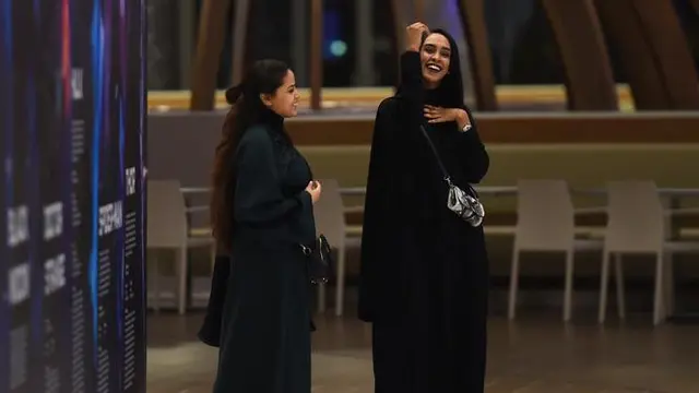 Gaya Wanita Arab Saudi Saat Nonton ke Bioskop