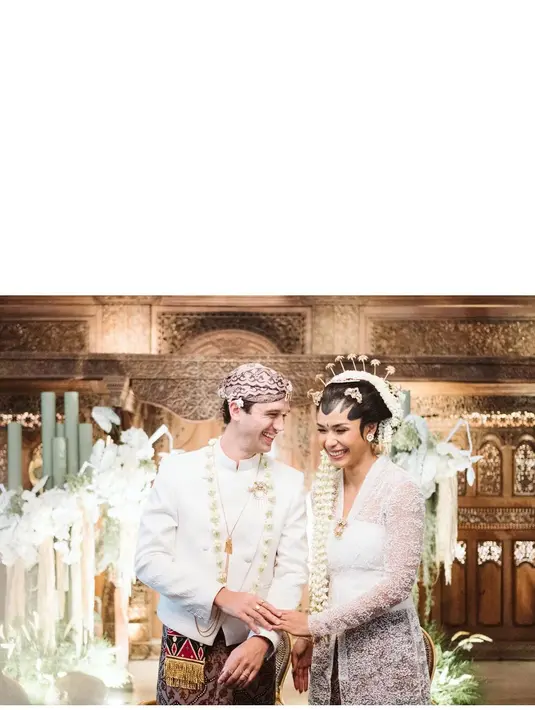 <p>Rentetan acara pernikahan Adinia Wirasti dan Michael Wahr masih berlangsung. Setelah menggelar acara di Bali dan Melbourne, Adinia baru saja mengunggah beberapa potret proses pernikahan adat Jawa yang digelar di Jakarta. Foto: Instagram.</p>